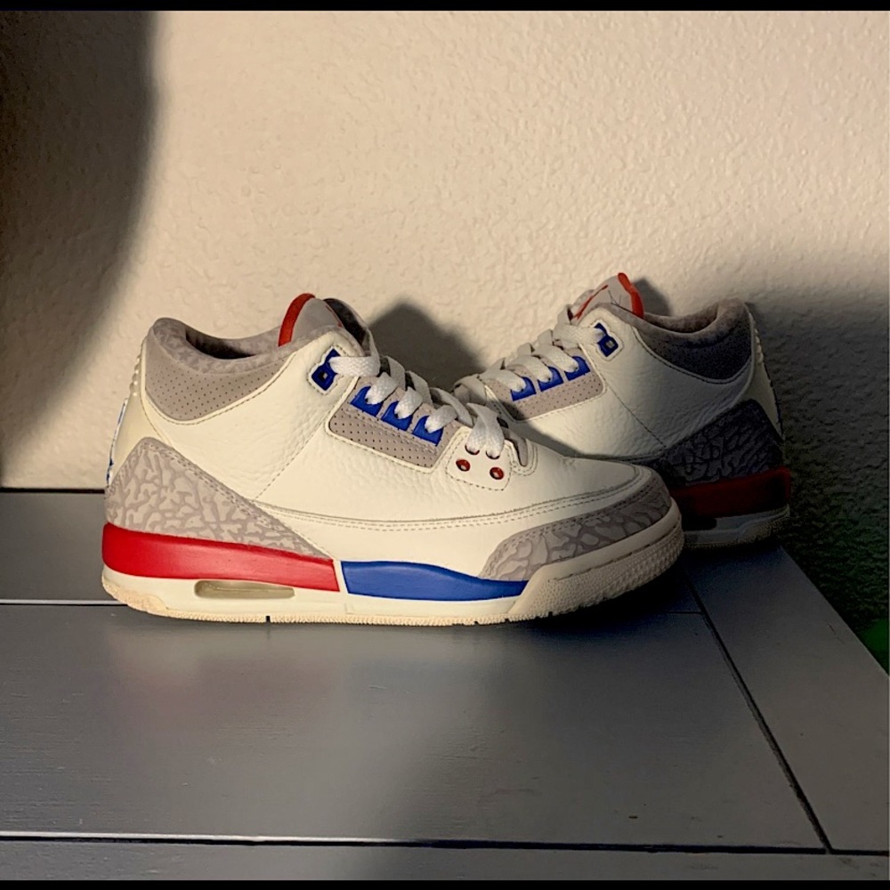 i’m selling a jordan 3 (international flight) that’s go for around 250$ (white)